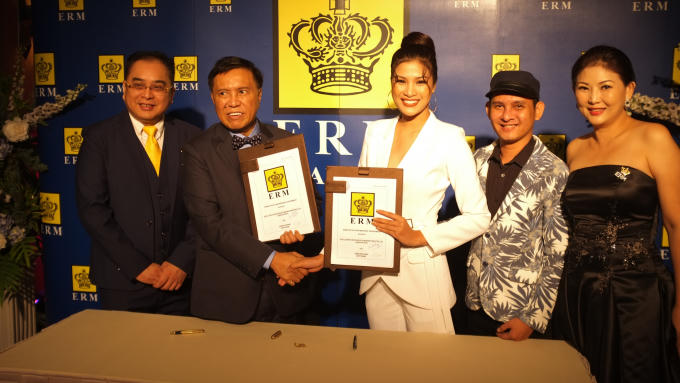 Nguyễn Thị Thành cũng nhận được nhiều lời chúc mừng và lời mời tham gia các cuộc thi sắc đẹp.