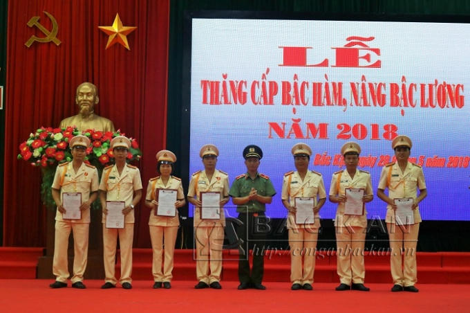 Thiếu tướng Ma Văn Lả - Giám đốc Công an tỉnh trao quyết định và gắn quân hàm Thượng tá cho các đồng chí đến niên hạn.