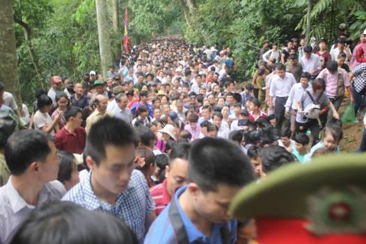 Dòng người đổ về trong những ngày này rất đông, vì vậy lực lượng công an tỉnh Phú Thọ luôn túc trực để đảm bảo an toàn cho người dân về hành hương.