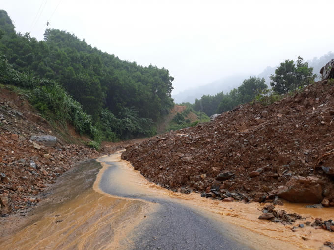 Khu vực lở đất trên quốc lộ 14 E xảy ra vào ngày 5/11 làm 4 người chết dưới hồ và 2 người bị thương.