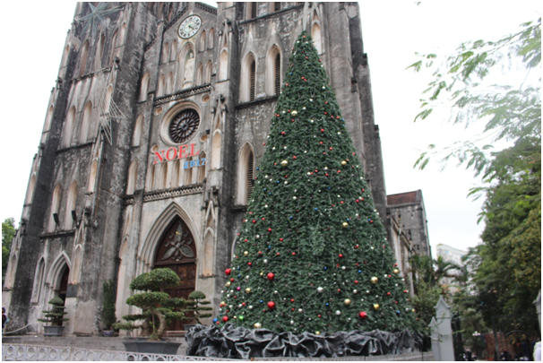 Cây thông Noel, tại Nhà Thờ Lớn Hà Nội.