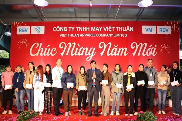 Ông Nguyễn Hải Long, Tỉnh ủy viên, Phó Chủ tịch Ủy ban MTTQ Việt Nam tỉnh, Chủ tịch Liên đoàn Lao động tỉnh và lãnh đạo Công ty TNHH May Việt Thuận trao tặng quà Tết cho đoàn viên, người lao động có hoàn cảnh khó khăn.