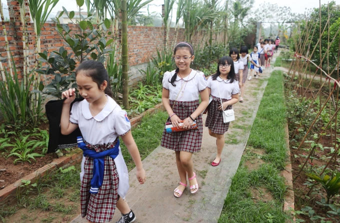 C&aacute;c em học sinh trường quốc tế Việt &Uacute;c h&agrave;o hứng trong buổi học tập d&atilde; ngoại tại một v&ugrave;ng qu&ecirc; Bắc bộ.