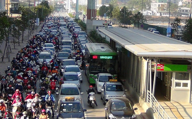 Xe bu&yacute;t nhanh lăn b&aacute;nh giờ cao điểm, đường phố &ugrave;n tắc nghi&ecirc;m trọng
