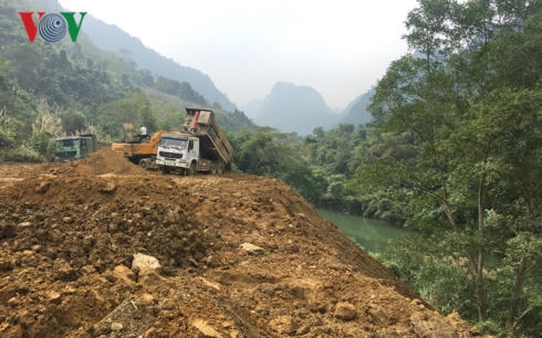 Ngày 1/12, nhiều xe tải, máy xúc vẫn tiến hành đổ đất, san ủi với khối lượng lớn ra sát bờ sông Cầu.