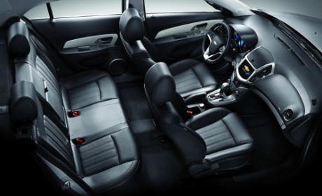 Cả hai phiên bản Chevrolet Cruze đều tạo ấn tượng bởi sự rộng rãi của không gian nội thất. Ảnh: GM Việt Nam