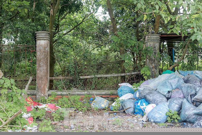 Tường rào xung quanh khu đất xuống cấp.