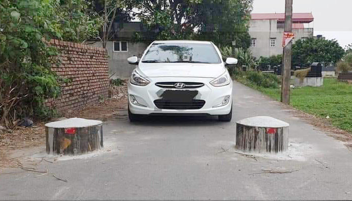 Nhiều địa phương đổ trụ bê tông để ngăn không cho xe tải đi vào. Điều này vô tình lại gây ra sự khó khăn nhất định đối với các phương tiện khác.