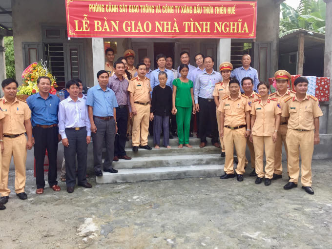 Hai ngôi nhà tình nghĩa được xây dựng với tổng số tiền hơn 100 triệu đồng.
