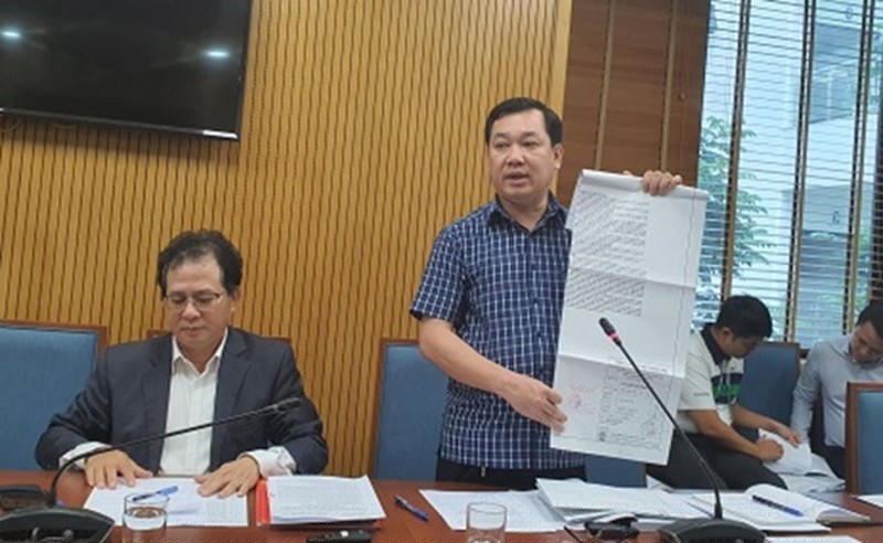  Ông Hà đưa ra tấm bản đồ quy hoạch năm 1997 của quận Đống Đa.