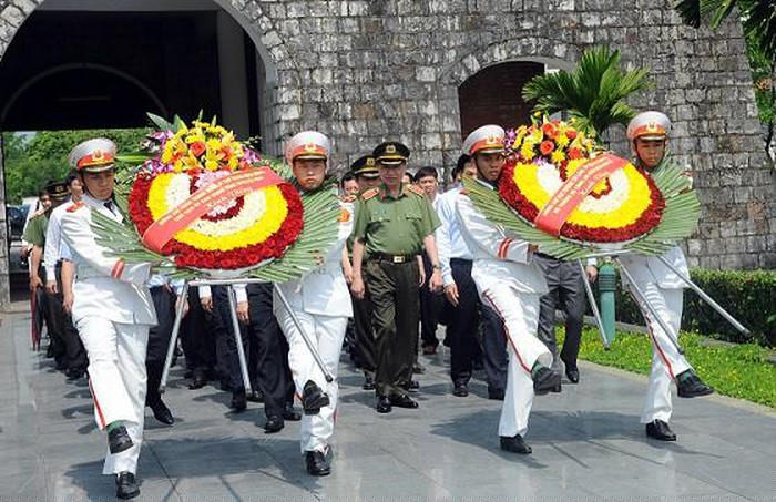 Bộ trưởng Tô Lâm cùng các đại biểu dâng hoa tại Nghĩa trang liệt sỹ A1.