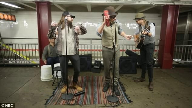 Nhóm Maroon 5 đã đồng hành cùng MC nổi tiếng Jimmy Fallon. Tất cả họ cùng cải trang để trở thành những nghệ sĩ đường phố vô danh, biểu diễn trong ga tàu 50th Street ở New York.