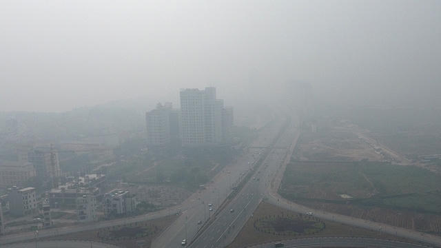 Đường Võ Chí Công nhìn từ phía cầu Nhật Tân.