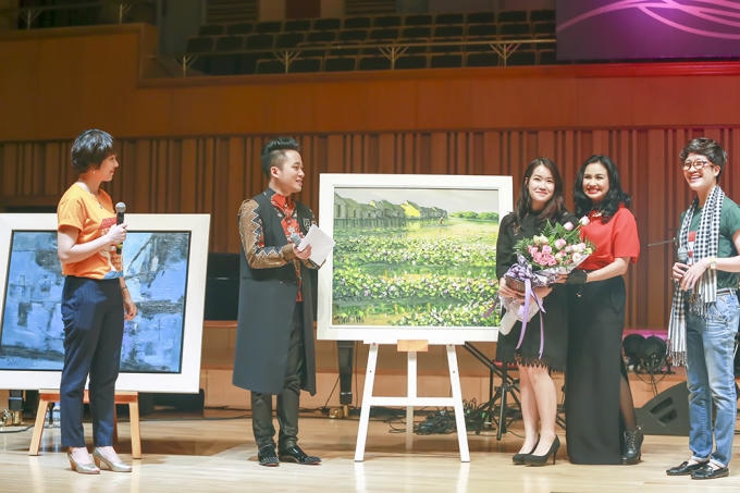 4 bức tranh của  các họa sĩ Hà Trí Hiếu, Lê Thanh Sơn, Nguyễn Quang Vinh và Phạm An Hải  đã thu được 60.000 đô la, tương đương với 1,3 tỉ.