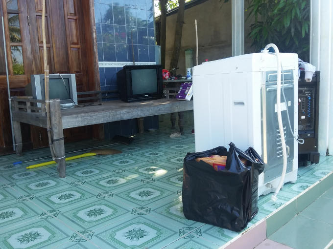 Một ít đồ đạc được người dân nhanh tay "giải cứu" khỏi miệng Hà bá