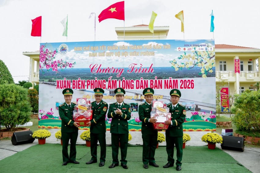 Thiếu tướng Trần Ngọc Hữu tặng quà của Bộ Tư lệnh BĐBP cho cán bộ, chiến sĩ Ban chỉ huy BĐBP TP và Đồn Biên phòng An Thạnh Ba.