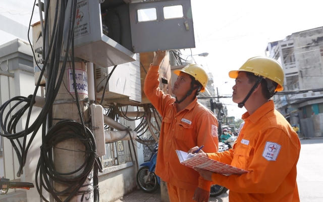 Slide - Điểm tin thị trường: Tiêu thụ điện cao kỷ lục do nắng nóng gay gắt