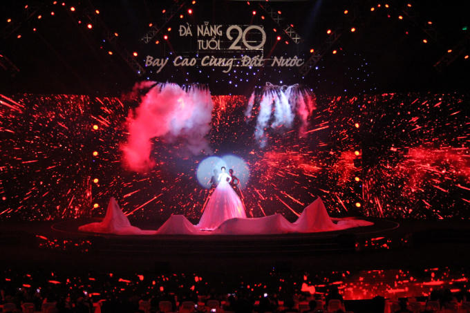 Ca sĩ Phương Linh gây ấn tượng với ca khúc "Chiều Đà Nẵng" trong vai một nữ thần cao lớn, trong sáng đầy quyền uy.