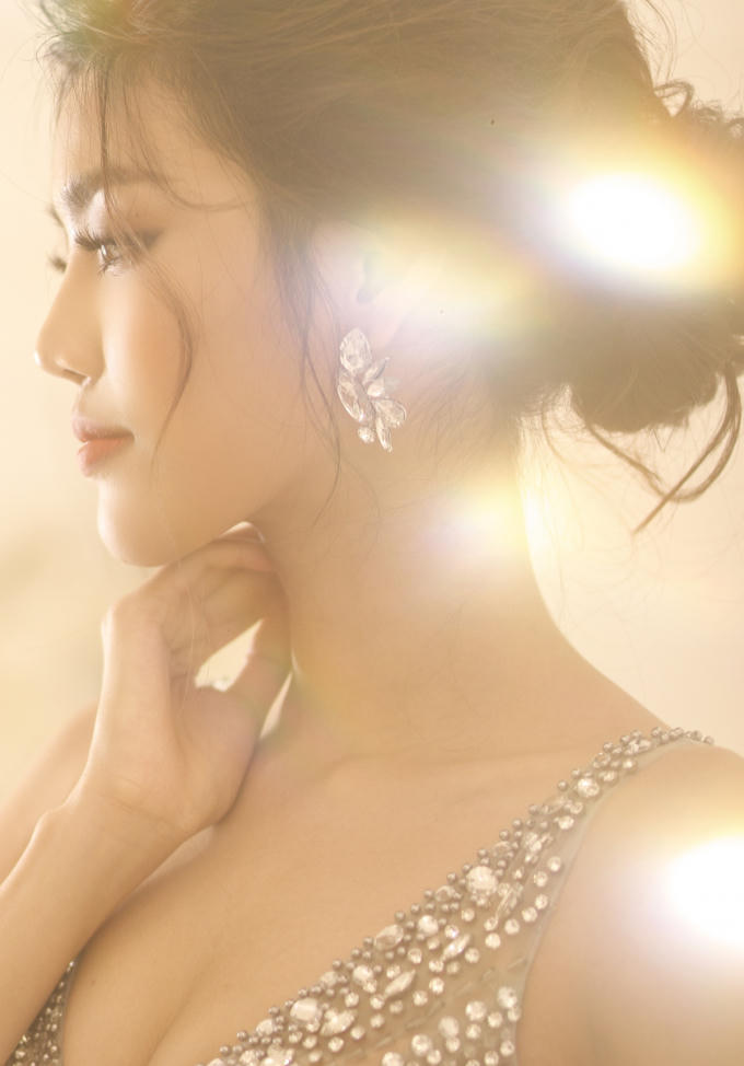 Váy cưới David Wong đặc biệt với 10.000 viên pha lê dành cho Lan Khuê