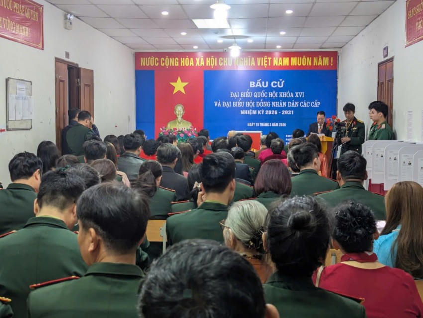 Tổ bầu cử tiến hành khai mạc cuộc bầu cử tại điểm bầu cử số 11, phường Thanh Liệt.