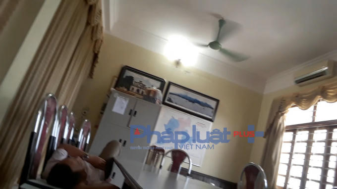 Mặc cho có người vào 3 cán bộ vẫn say sưa nằm ngủ.