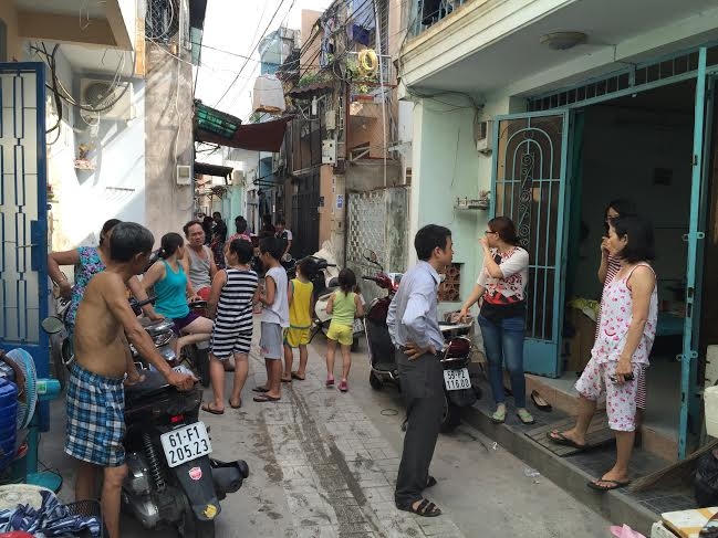 Cả khu phố bị một phen náo loạn.