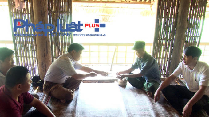 Lãnh đạo huyện Quang Bình đến động viên gia đình các nạn nhân. ( ảnh: Phàn Giào Họ)