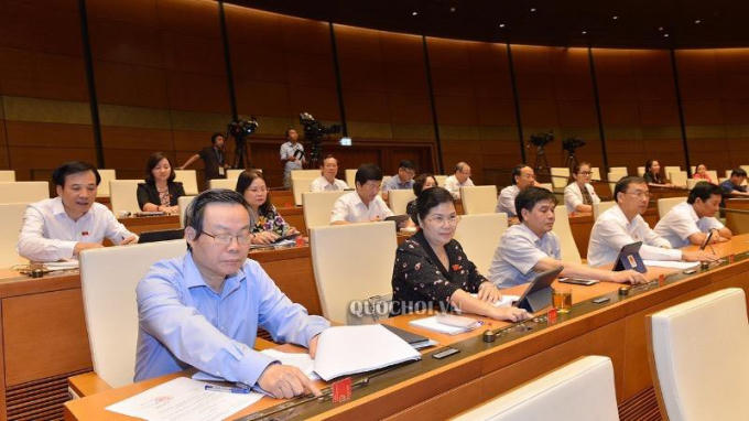 Các đại biểu Quốc hội bấm nút biểu quyết.