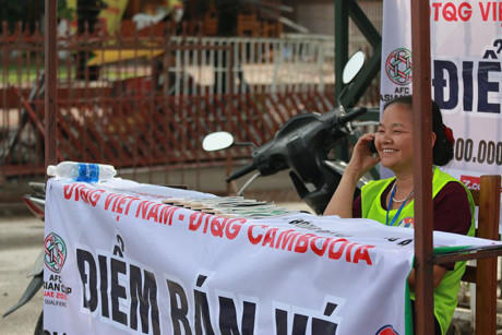 Người bán vé rảnh rỗi.