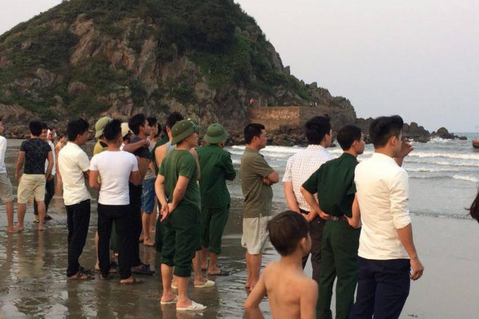 Đến sáng 10/4, thi thể của 2 nam sinh xấu số vẫn chưa được tìm thấy. (Ảnh: Vietnamnet)