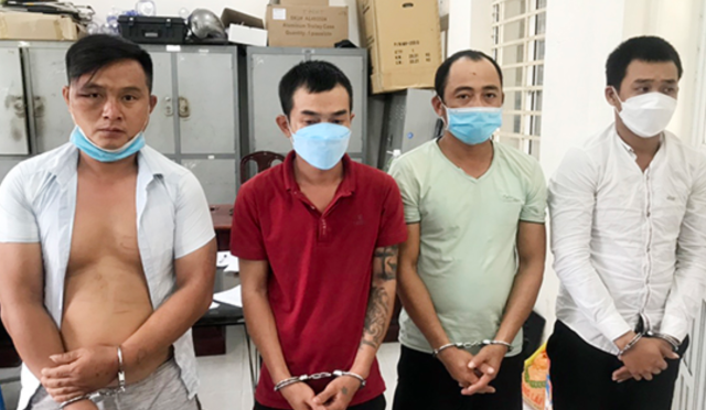 Bắt tạm giam 5 đối tượng vào trụ sở công an cướp xe máy tang vật