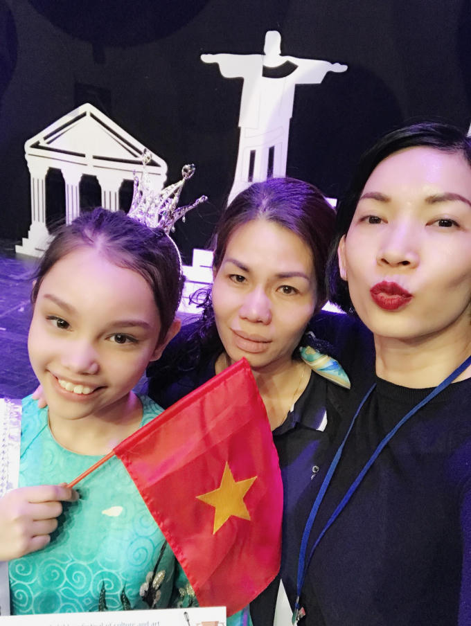 Xuân Lan, Alex và mẹ.