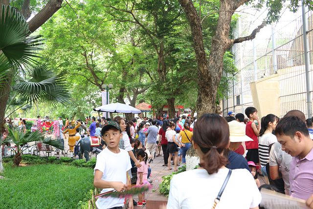 Đến gần trưa số lượng người vào công viên vẫn chưa có dấu hiệu giảm.