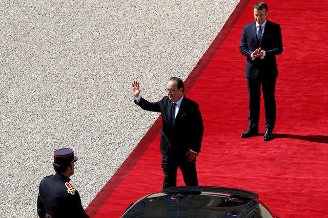 Tổng thống mãn nhiệm Francois Hollande vẫy tay chào khi rời điện Elysee sau cuộc chuyển giao quyền lực cho người kế nhiệm Emmanuel Macron. (Ảnh: Reuters)