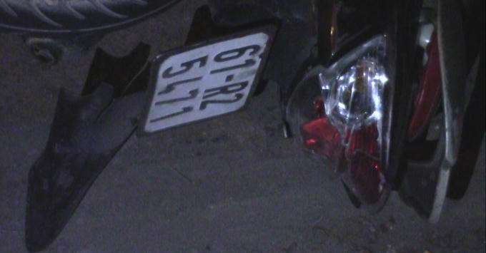 Xe máy nằm đổ ra đường, vỡ vụn nhiều bộ phận.