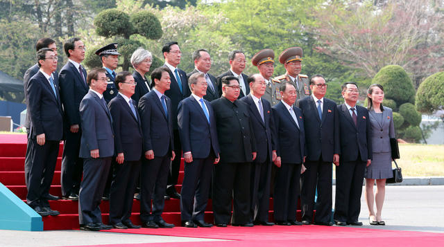 Các quan chức quân sự cấp cao của Triều Tiên tháp tùng nhà lãnh đạo Kim Jong-un tới hội nghị thượng đỉnh liên Triều hôm 27/4 tại khu phi quân sự (Ảnh: Reuters)