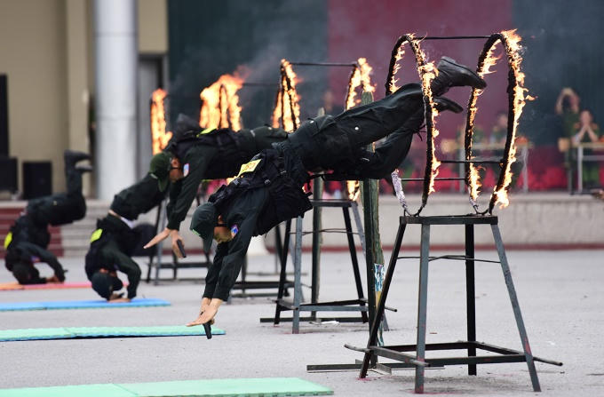 Các học viên thực hiện kỹ thuật vượt qua vòng lửa tiếp cận mục tiêu bắn súng.