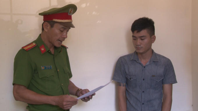 Công an đọc lệnh bắt Lộc.