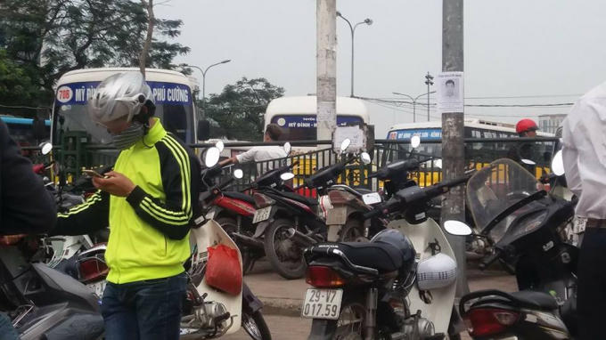 Xe máy dựng tràn ra cả lề đường.