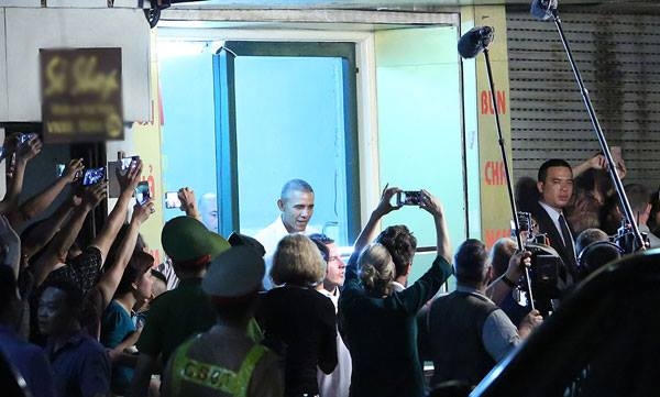Tổng thống Obama rời quán bún. (Ảnh: Internet)