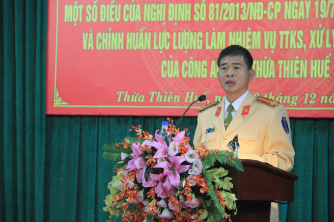 Trung tá Phạm Ngọc Sơn - Đội trưởng đội tuyên truyền điều tra giải quyết tai nạn giao thông và xử lý vi phạm Công an tỉnh Thừa Thiên Huế đang triển khai Nghị định 97/2017NĐ-CP.