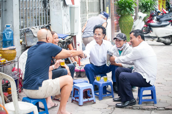 Người h&acirc;m mộ x&uacute;c động &ocirc;m chầm Chế Linh tại qu&aacute;n tr&agrave; đ&aacute; vỉa h&egrave;