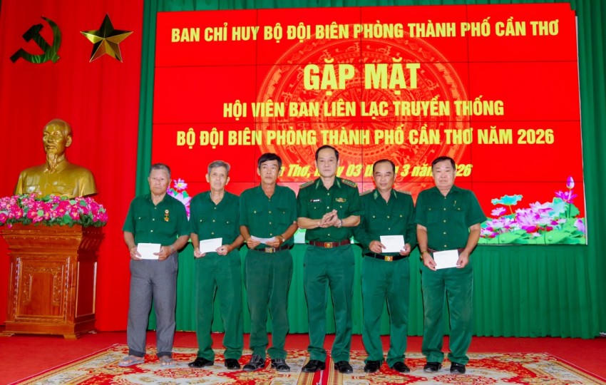 Đại tá Huỳnh Thanh Hùng, Chính ủy Ban chỉ huy Bộ đội Biên phòng thành phố Cần Thơ tặng quà cho các hội viên ban liên lạc có hoàn cảnh khó khăn.