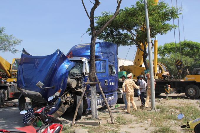 Hiện trường vụ xe đầu kéo bị lật.