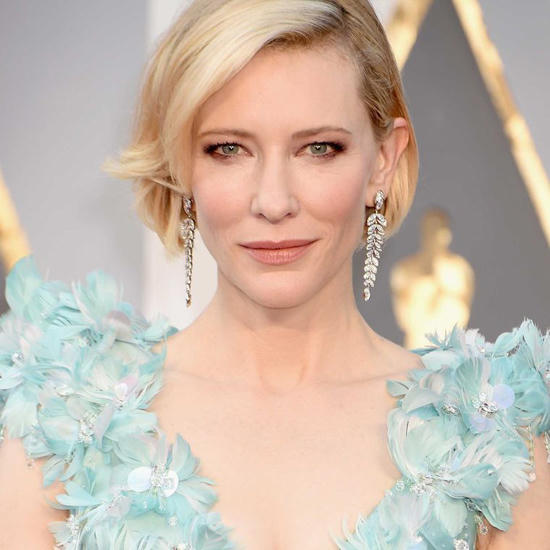 CATE BLANCHETT &amp; TRANG SỨC TIFFANY  Tuy không giành được tượng vàng cho đề cử Nữ diễn viên chính xuất sắc nhất trong bộ phim về đề tài đồng tính nữ - Carol - nhưng Cate Blanchett đã rinh về cho mình giải Người mặc đẹp nhất Oscar 2016. Đêm trao giải cô xuất hiện lộng lẫy trong chiếc đầm tiệc màu xanh lam pha lục nhạt tuyệt đẹp của Armani Privé và trang sức kim cương Tiffany &amp; Co.