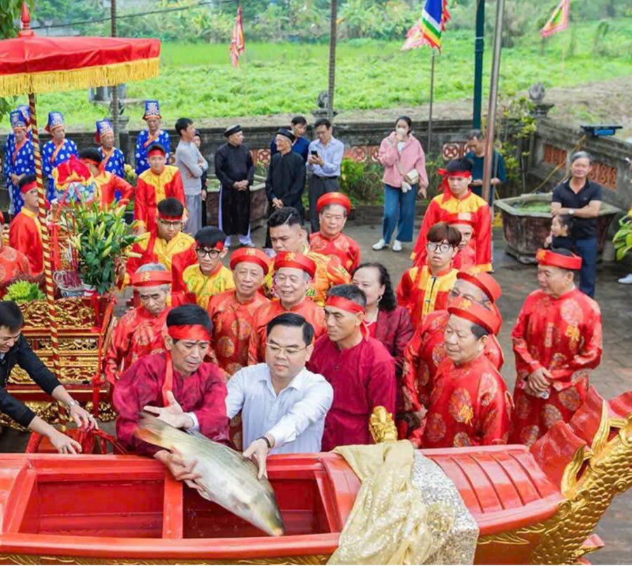Cá được chọn rước về Thiên Trường. Ảnh Vũ Nam