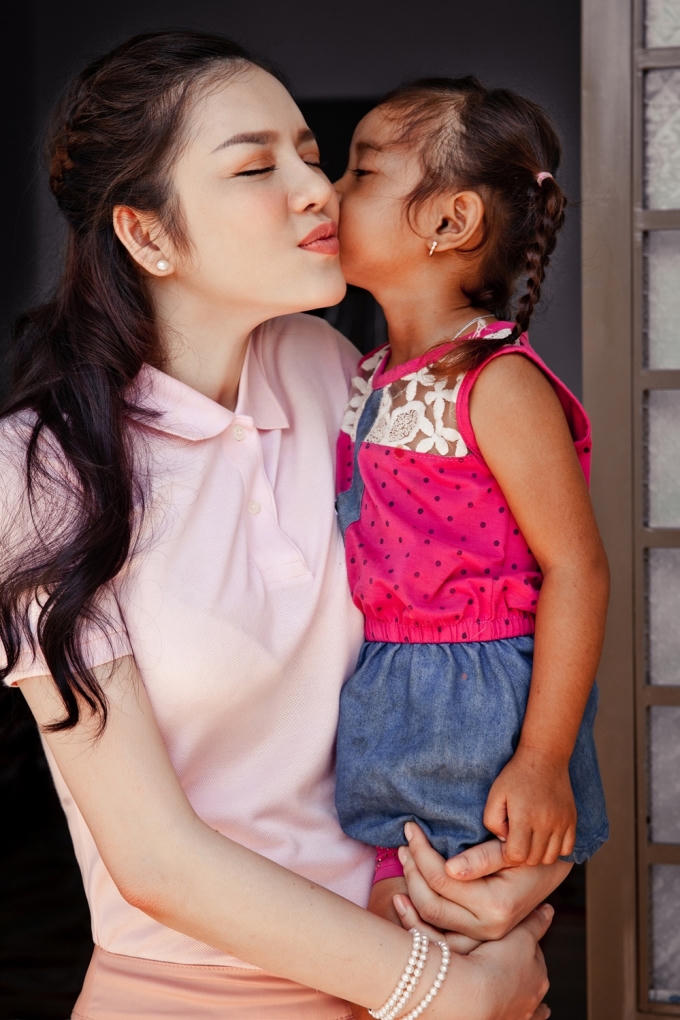 L&yacute; Nh&atilde; Kỳ tặng đồng b&agrave;o b&atilde;o lụt miền Trung 500 triệu đồng