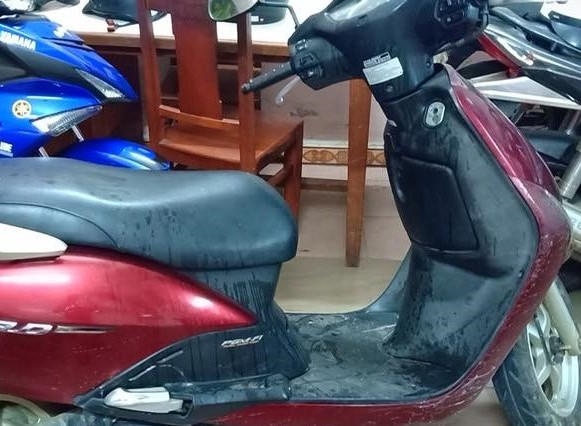 Chiếc xe máy còn lại vết axit loãng đối tượng tạt vào chị T. (Ảnh:QLĐTĐN).