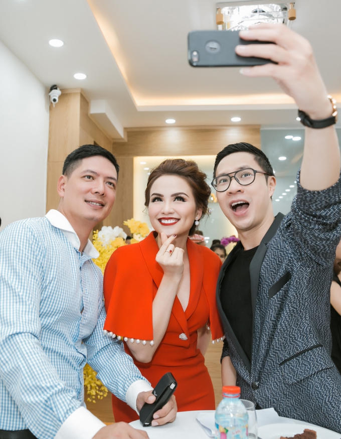 Diễn vi&ecirc;n B&igrave;nh Minh ch&uacute;c mừng Hoa hậu Diễm Hương lần 2 trở th&agrave;nh b&agrave; chủ