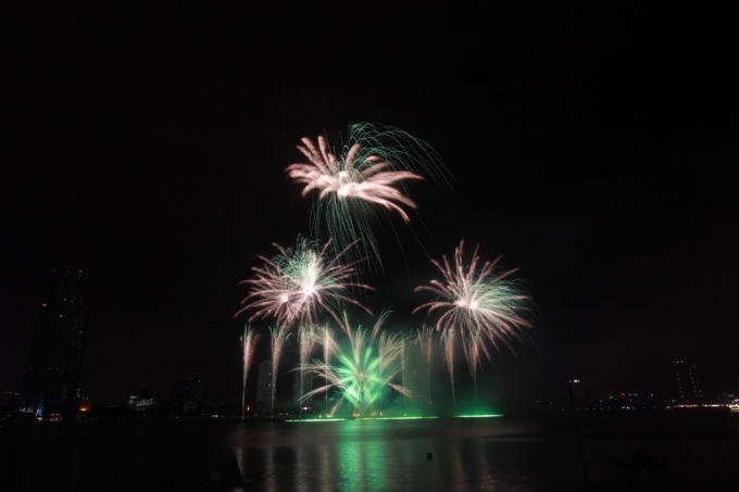 Pháo hoa đêm Thổ - Đội Thụy Sĩ.